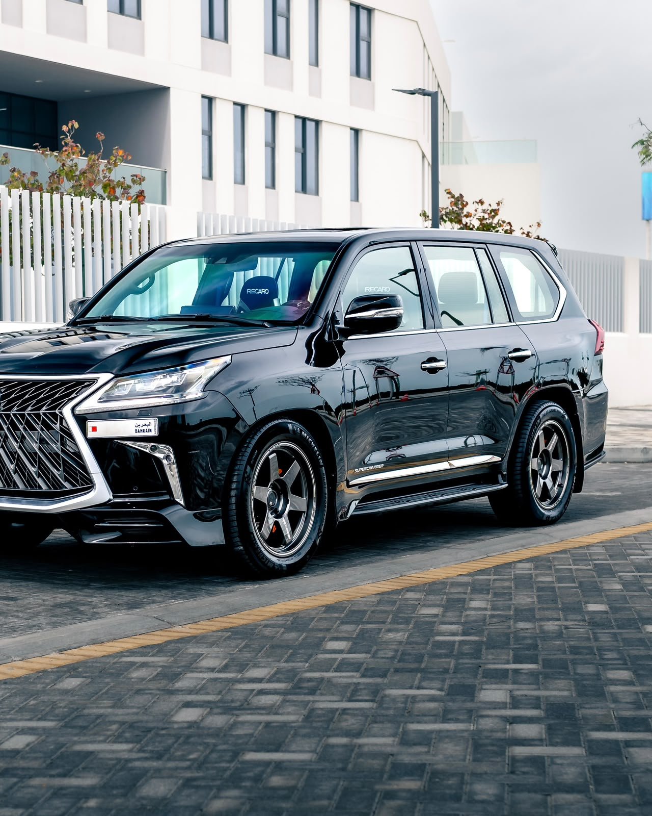 LEXUS LX570 – D2 RACING 8-PISTON BRAKE UPGRADE